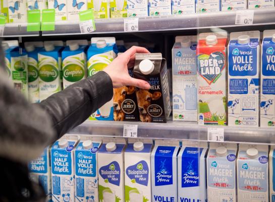 Het prijsverschil tussen biologische en gangbare melk is ook in de supermarkt een stuk kleiner geworden