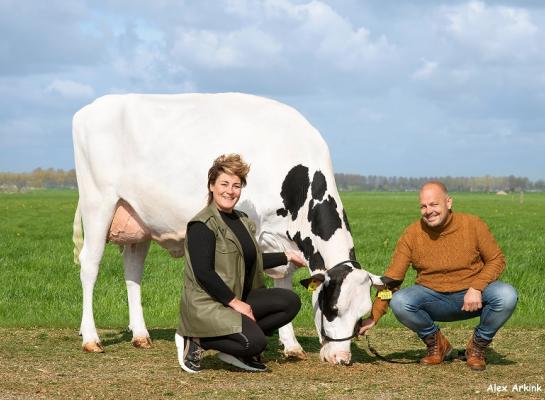 Dianne en Wilco Dogger met tweedekalfs koe Achiever Wind AV 89 (Achiever x Megawatt),  vaarzenlijst van 15676 kg  4,96  3,82  LW 104 