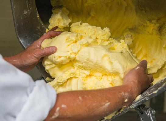 De notering van boter daalt opnieuw met 30 euro