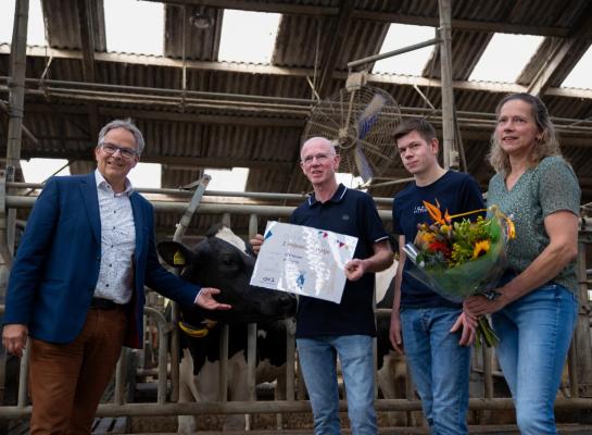 Lammert Veenhuizen, directeur Nederland – Vlaanderen bij CRV, was in Nieuwolda aanwezig om André, Thomas en Rikie Mulder te feliciteren en symbolisch te bedanken voor het vertrouwen van Nederlandse en Vlaamse veehouders in CRV.