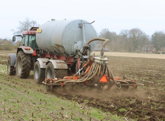 Door het natte voorjaar is dit jaar minder dierlijke mest uitgereden op akkerland