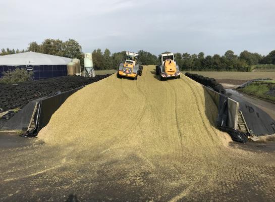 Steeds meer kuilen zijn geschikt om met twee machines de kuil aan te rijden