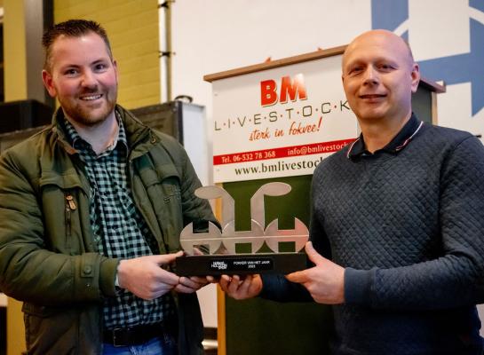 Marcel Rijkers en Alex Borst nemen namens melkveebedrijf Koepon de prijs in ontvangst (foto: Els Korsten)