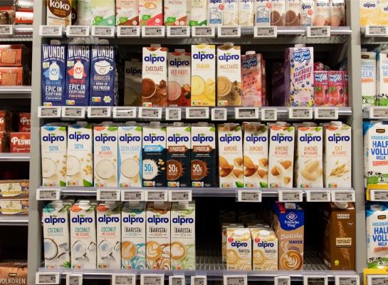 Het brutocalciumgehalte van melkvervangers is even hoog als dat van melk, maar de toegevoegde calcium wordt lastig door het lichaam opgenomen