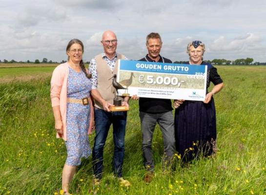 Melkveeboeren Willem Courtz en Wicher Hoeve hebben maandag 27 mei 2024 de Gouden Grutto ontvangen