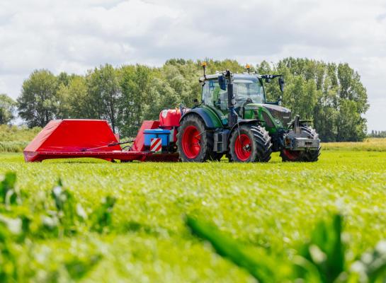 De meest voorkomende machine voor spotsprayen in grasland is de RumboJet 880 van het Duitse Allgäu Automation