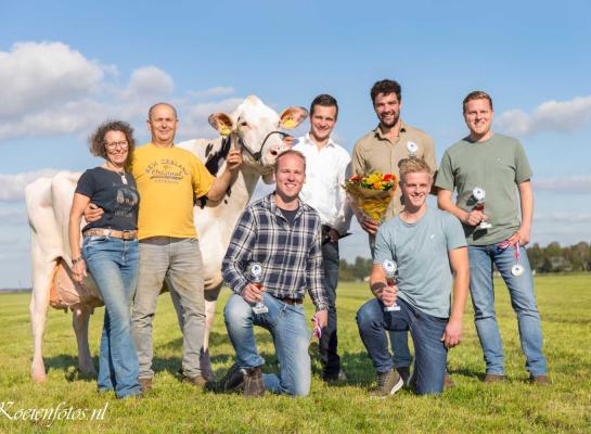 De winnaars van het NK veebeoordelen: (v.l.n.r.) Anje en Piet Grin (melkveehouders), Jorrit Riemersma, Berry van Engelen (voorbrenger), Frank Winter, Jasper van 't Oever en Jouke Holmer