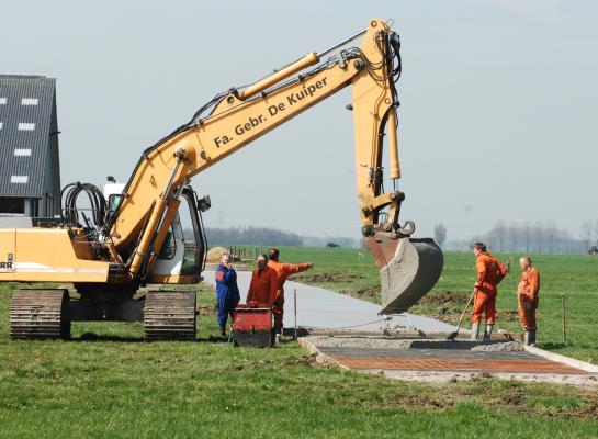 Een nieuw kavelpad kan grondig en degelijk in beton met wapening worden uitgevoerd, dan is het ook geschikt voor het trekkerverkeer. 
