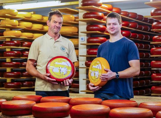 Theo (60) en Jelle (25) zijn de twaalfde en dertiende generatie Warmerdam die blaarkoppen melkt en boter en kaas maakt