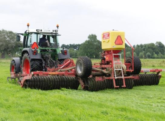 Het aantal kiemplanten na doorzaaien verdubbelde na eggen en kort maaien van de bestaande zode. In het tweede jaar werd bovendien een opbrengststijging van 8 procent gemeten