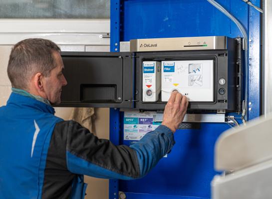 Melkveehouder bij de DeLaval VMS V300 melkrobot met Milk Cell Analysis
