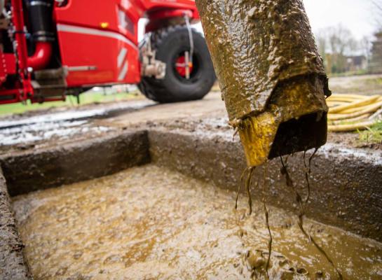 Rijpende mest kan het bodemleven versterken, uitstoot van stikstof en ammoniak verminderen en bijdragen aan een gezondere kringloop