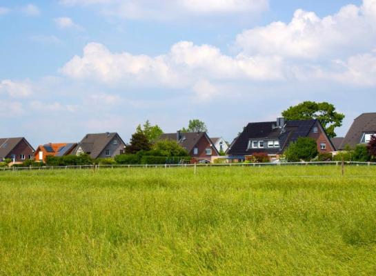 landerijen aan rand dorp.jpg