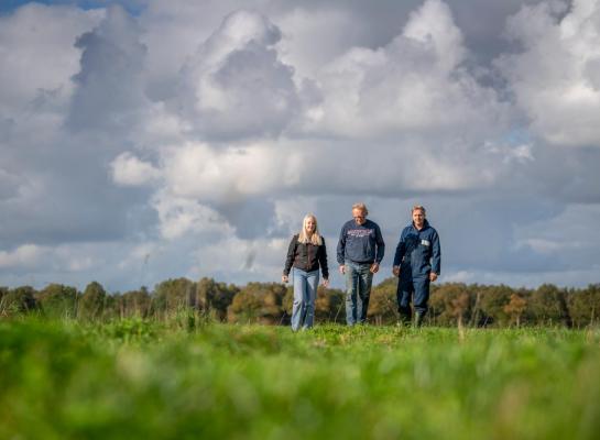 Het hele jaar door, ook ’s winters, loopt de Drentse veehouder veel door het land. Zo kan hij bijvoorbeeld meteen starten met beregenen als het te droog wordt. De percelen krijgen 27 tot 28 mm per keer en de droogste percelen zijn dit jaar vijf à zes keer beregend