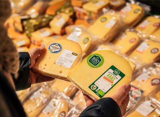 De omzet van biologisch kaas in de Nederlandse supermarkten steeg in een jaar tijd met ruim 22 procent