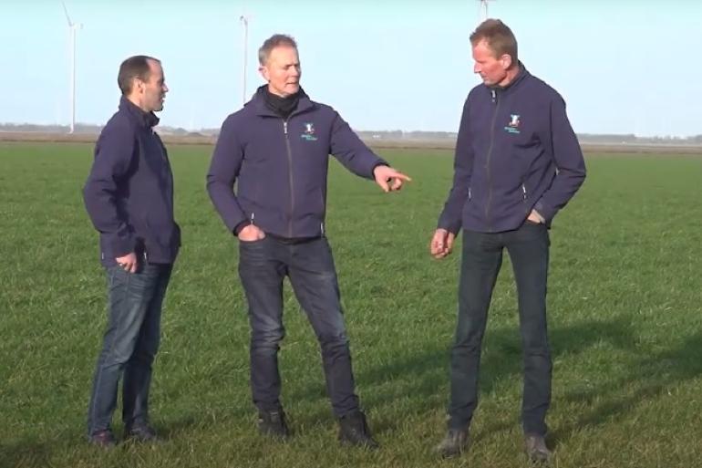 De melkveehouders Hains Koopman, Coen Hagoort en Rijk Baltus discusiëren met elkaar onder andere over de haalbaarheid van 155 gram ruw eiwit in het rantsoen