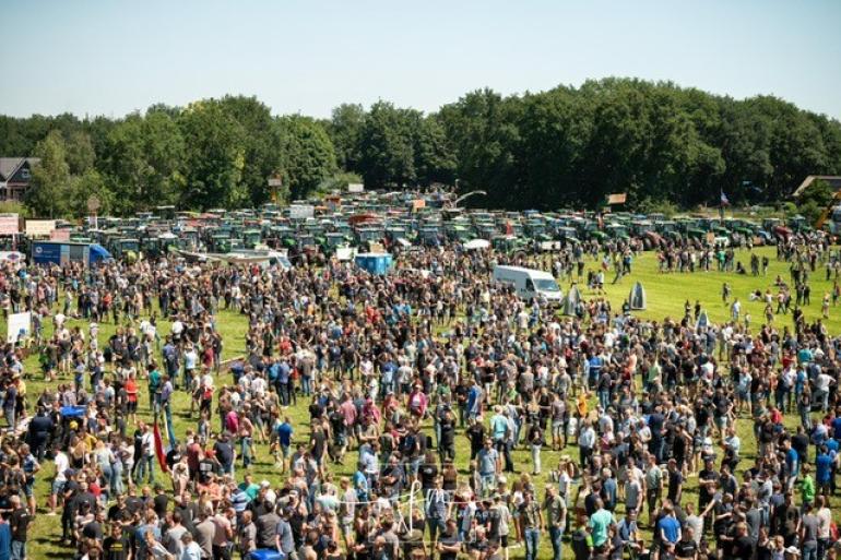 Massale aanwezigheid van boeren én burgers in Stroe