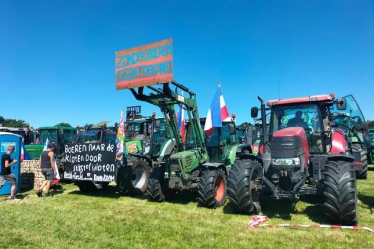 Protesterende boeren bij het distributiecentrum van Albert Heijn in Utrecht willen open in gesprek met het kabinet
