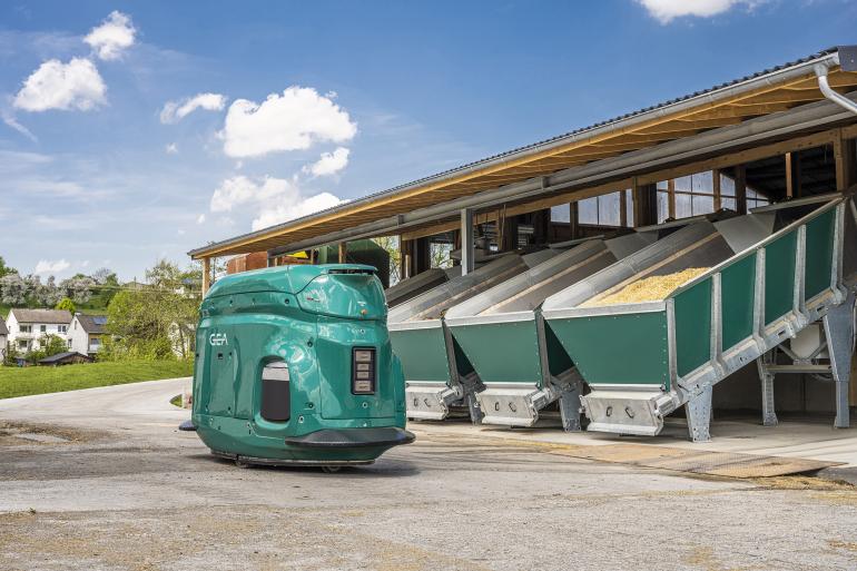 De voerrobot van GEA moet gevuld worden via voerbunkers