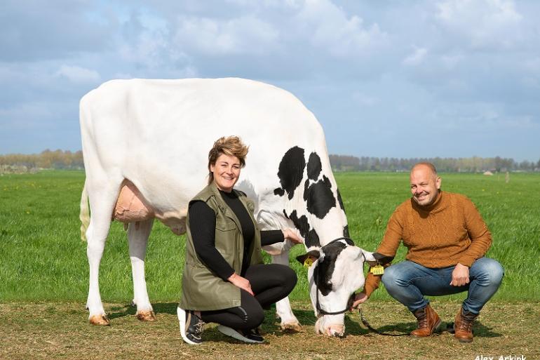 Dianne en Wilco Dogger met tweedekalfs koe Achiever Wind AV 89 (Achiever x Megawatt),  vaarzenlijst van 15676 kg  4,96  3,82  LW 104 