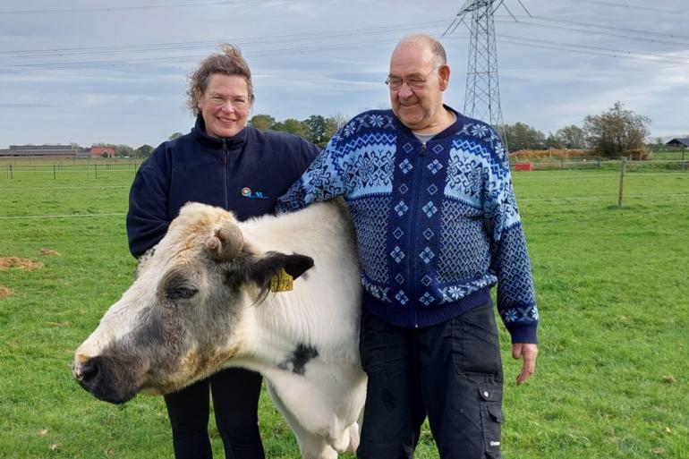 De grijze Mevrouw Koek wordt liefdevol verzorgd door Diana van der Putte en Jos Walk