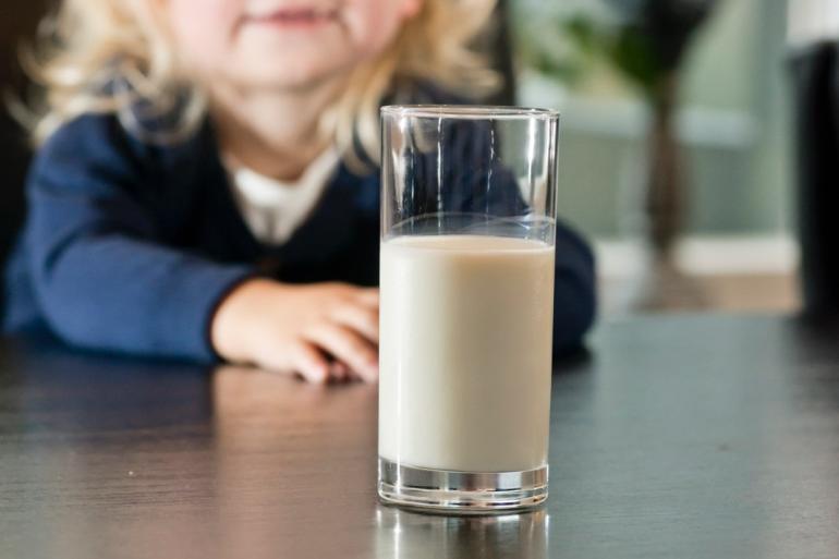 De combinatie van het kunnen verteren van lactose en het drinken van rauwe melk, resulteerde volgens Canadese wetenschappers in een sterker en groter skelet