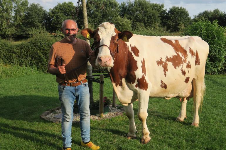 Suzanne met Stef Gosens, vorig jaar zomer na het behalen van de 10.000 kg vet en eiwit