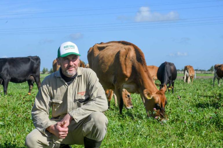 Biologisch melkveehouder Jelle Hakvoort haalt met alleen maar weiden toch ruim 10 ton droge stof van een hectare