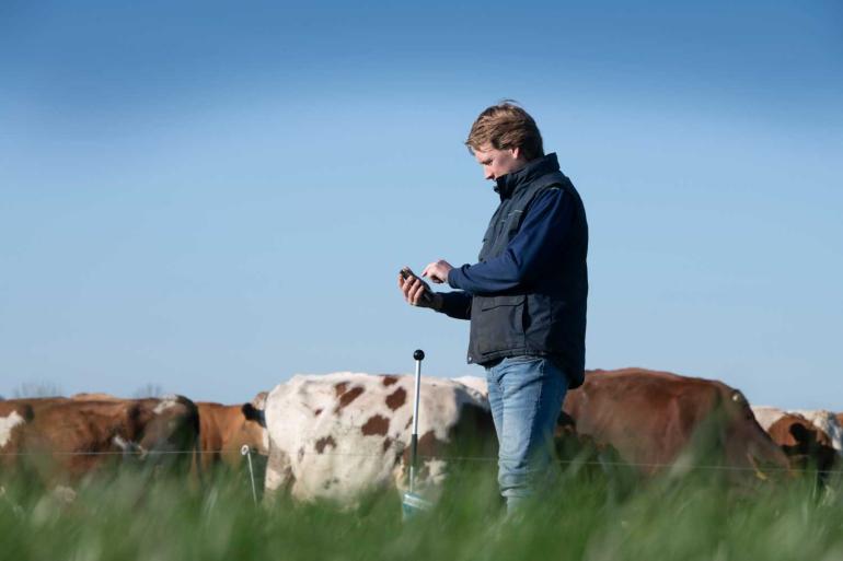 Auke Spijkerman maakt wekelijks een rondje door het gras met zijn grashoogtemeter