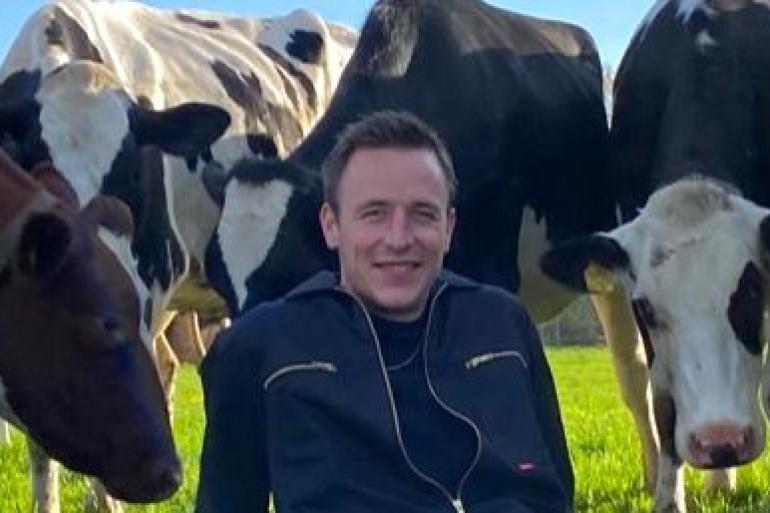 Hendrik Galema (31) heeft in het Friese Hartwerd een melkveebedrijf met 160 koeien. Daarnaast zet hij zich als voorzitter van de Agrarische Jongeren Friesland (AJF), samen met acht mede-bestuursleden in voor de belangen van 1100 jonge Friese boeren.
