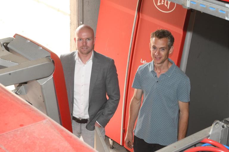 Luc Adriaansen en Hans Janssen bij de nieuwe melkrobots