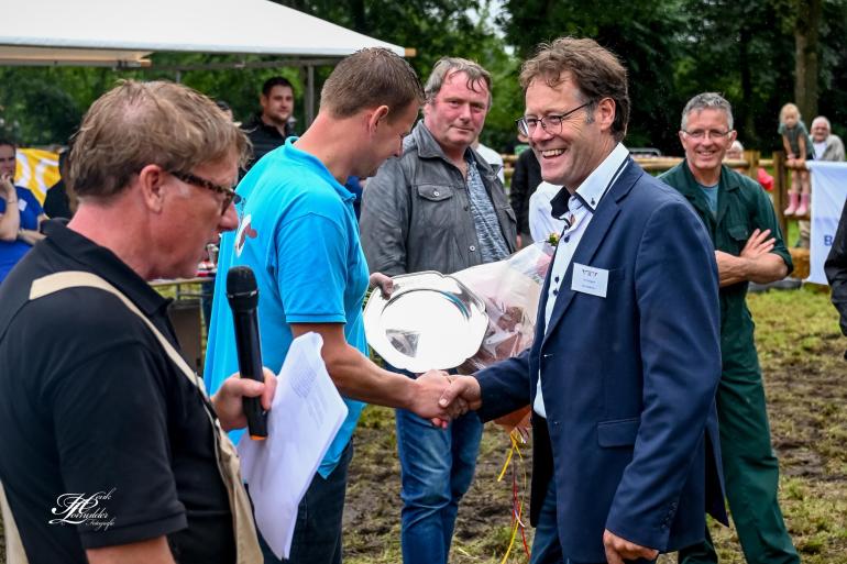 Jan Steegink ontving de award uit handen van fokveedagvoorzitter Rienk Jonkers (foto: Henk Lomulder)