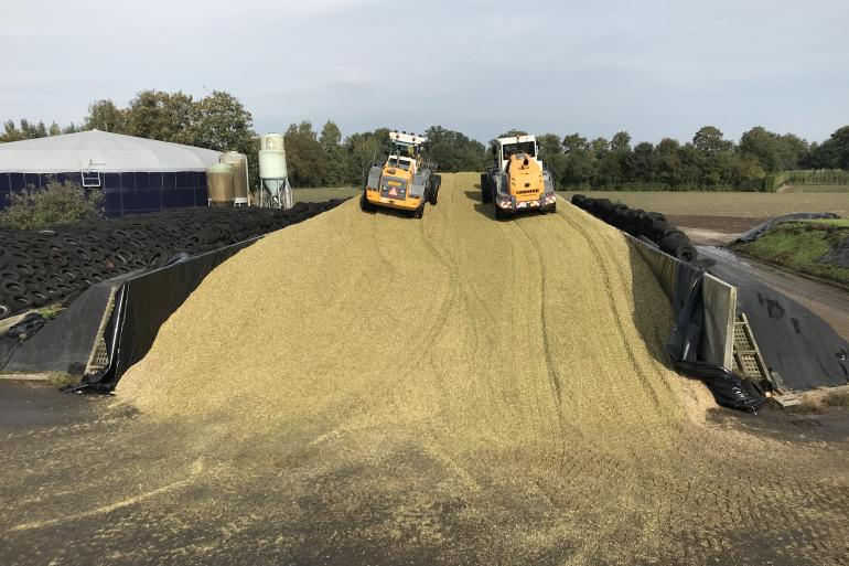 Steeds meer kuilen zijn geschikt om met twee machines de kuil aan te rijden