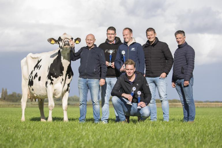 De winnaars van het NK veebeoordelen: (v.l.n.r.) Daan Aalberts (gastheer), Frans van der Molen (3e), Herre Kuiper (winnaar), Rienk Jonkers (jury), Addy Moree (jury) en zittend Stan Brekelmans (2e en beste debutant). (foto: Teus van Herk, Koeienfoto’s.nl)