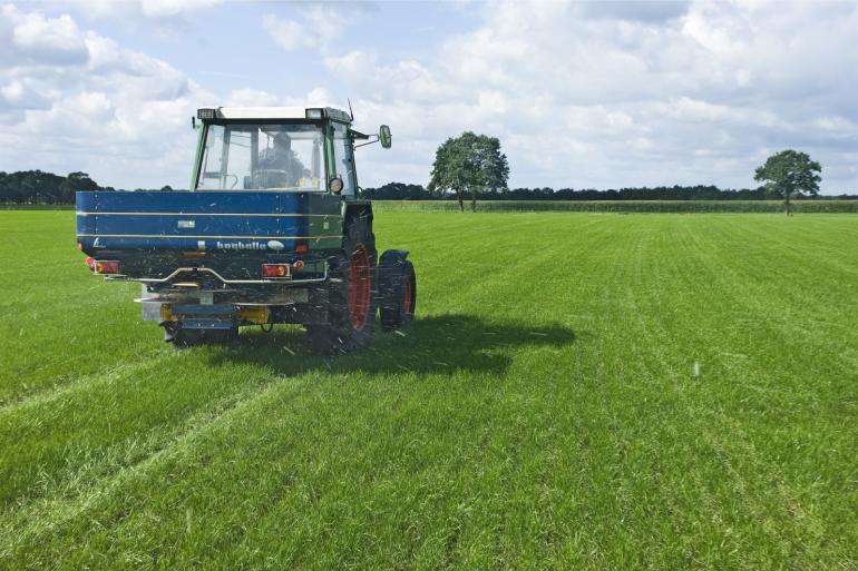 Strooien van zeoliet op grasland op droge zandgrond heeft geen effect op het nitraatgehalte in grondwater na bemesting