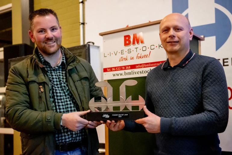 Marcel Rijkers en Alex Borst nemen namens melkveebedrijf Koepon de prijs in ontvangst (foto: Els Korsten)