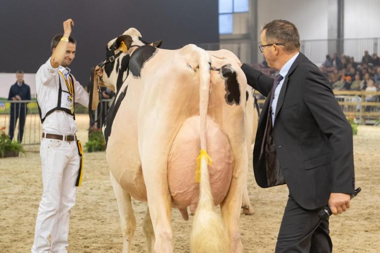 Jurylid Jacques Rouiller tikt Maxima aan als kampioene