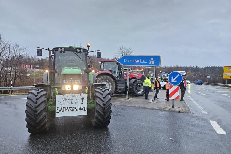 Duitse trekkers blokkeren een oprit (foto: Moderner Landwirt)