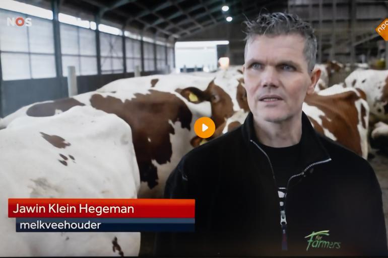 Jawin Klein Hegeman ontving een verslaggever van het NOS Journaal op zijn bedrijf om uitleg te geven over de problemen die veehouders ervaren door het mestbeleid van de overheid (beeld: NOS Journaal)