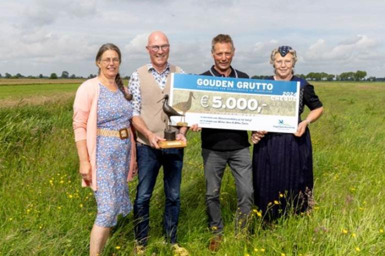 Melkveeboeren Willem Courtz en Wicher Hoeve hebben maandag 27 mei 2024 de Gouden Grutto ontvangen