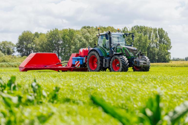 De meest voorkomende machine voor spotsprayen in grasland is de RumboJet 880 van het Duitse Allgäu Automation