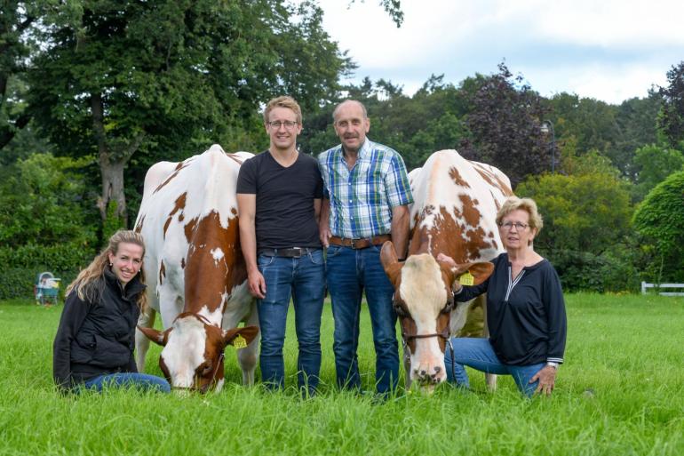 In Wierden runnen Gerrit, Annie, Aard en Fernanda Vosman een melkveebedrijf met 110 melkkoeien en 90 stuks jongvee