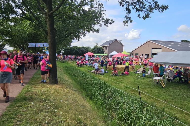 Op de Roze Woensdag van de Nijmeegse Vierdaagse werden er op het erf van melkveehouderij Jan van Casteren boerenproducten uitgedeeld aan de wandelaars