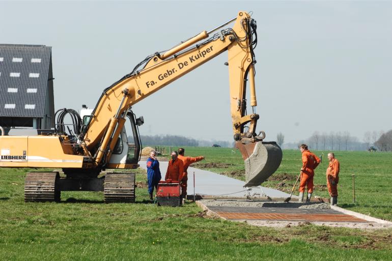Een nieuw kavelpad kan grondig en degelijk in beton met wapening worden uitgevoerd, dan is het ook geschikt voor het trekkerverkeer. 