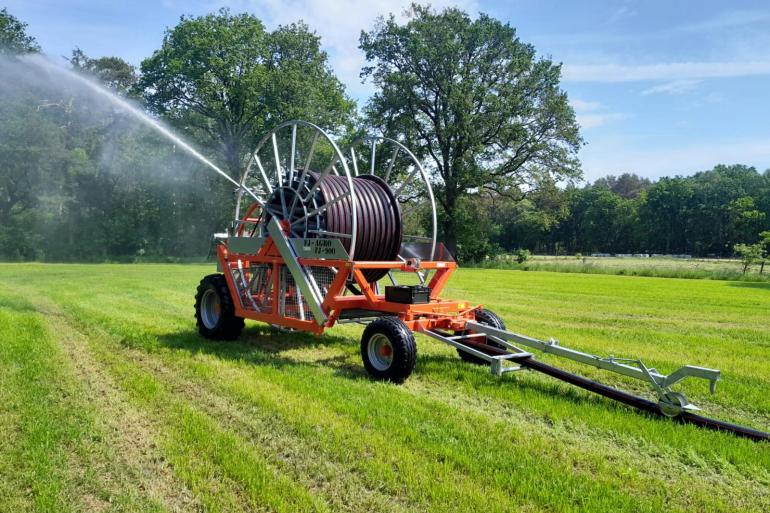 De zelfrijdende haspel volgt de slang (Foto FJ-Agro)