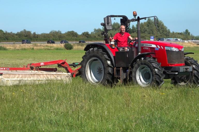 Wim Habben Jansen maait dagelijks een strook grasland, waarna hij de koeien erin weidt