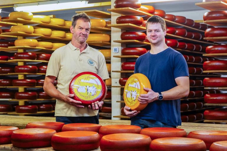 Theo (60) en Jelle (25) zijn de twaalfde en dertiende generatie Warmerdam die blaarkoppen melkt en boter en kaas maakt
