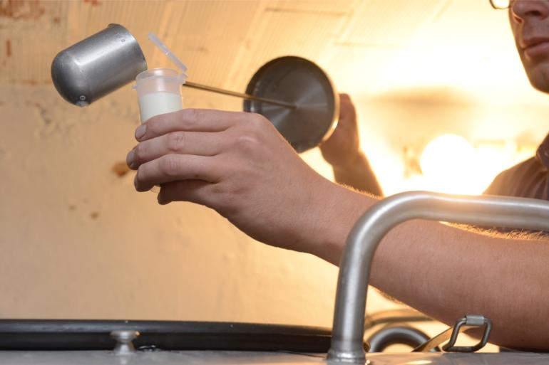 De melk van de geblokkeerde bedrijven wordt pas weer opgehaald als de melk is onderzocht en goed bevonden