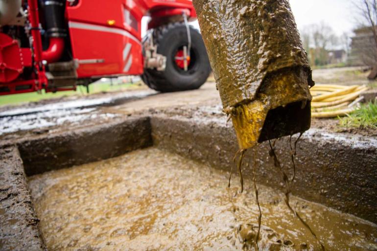 Rijpende mest kan het bodemleven versterken, uitstoot van stikstof en ammoniak verminderen en bijdragen aan een gezondere kringloop