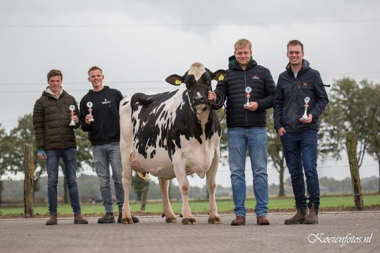 De winnaars van het NK veebeoordelen: van links naar rechts Jarwin de Man, Bas Koopstra, Yannick Meijering en Hessel van den Bergh (foto: Koeienfoto’s.nl)